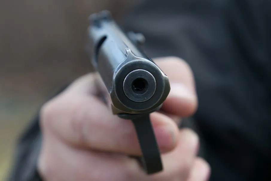 В Казани неизвестный обстрелял мужчину у подъезда дома