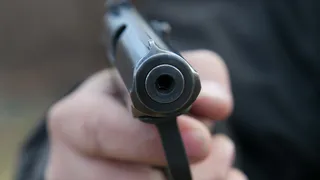 В Казани неизвестный обстрелял мужчину у подъезда дома