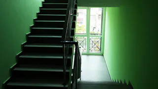В Татарстане инвалид три месяца не могла выйти из дома из-за сломанной в подъезде лестницы