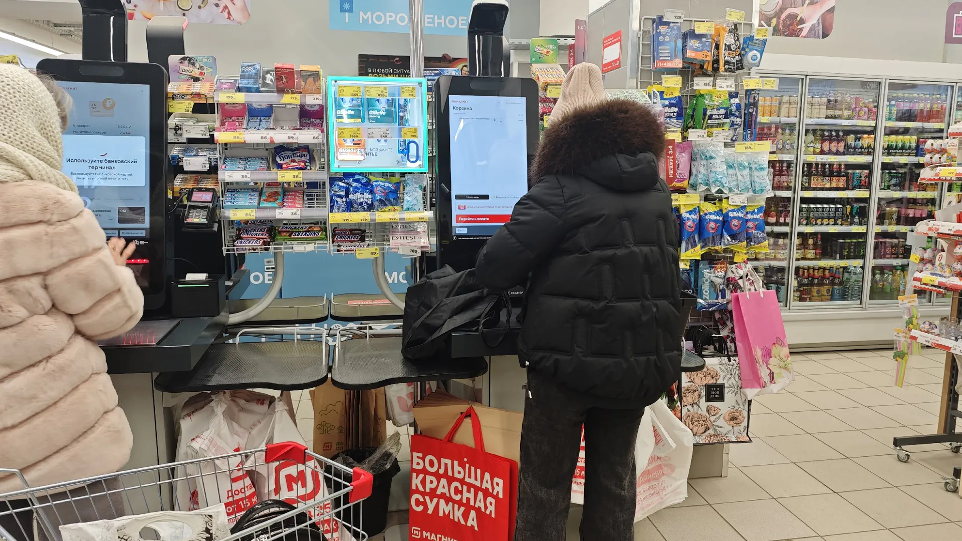 Почему "Магнитам" и "Пятерочкам" выгодны кассы самообслуживания, если на них проще воровать? И в чем подвох для покупателей