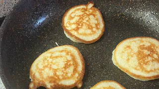 Чтобы оладьи были высокими, не впитывали масло, не были хлебными: 3 мои хитрости для воздушных оладий