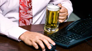 Алкоголь на работе: россиян предложили тестировать на трезвость