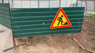 Во дворе дома Нижнекамска образуются автомобильные пробки 