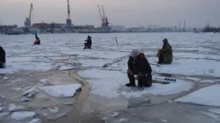 На нижнем бьефе Нижнекамской ГЭС на льдине унесло рыбаков