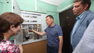 Жильцы дома Химиков, 60 пожаловались Муллину на качество ремонта