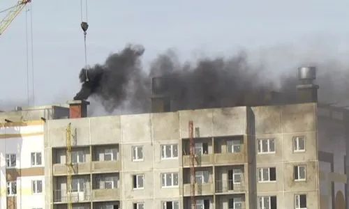 В Нижнекамске у строящегося дома загорелся чердак