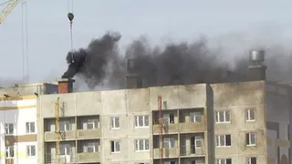 В Нижнекамске у строящегося дома загорелся чердак