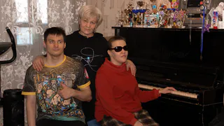 Мама из Набережных Челнов вырастила чемпионов: незрячая дочь поёт, а сын с ДЦП побеждает на мировых соревнованиях