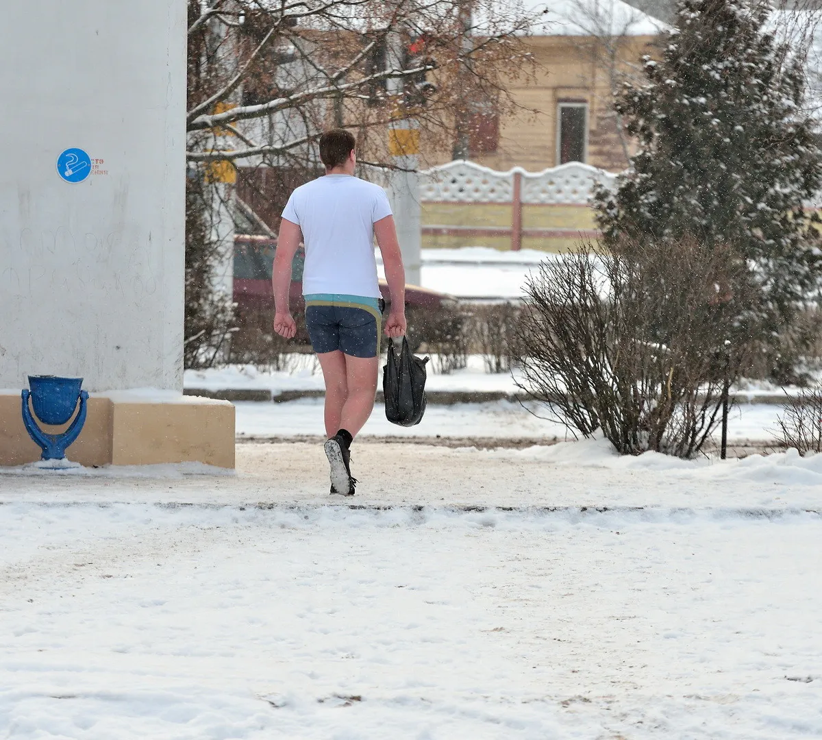 В Нижнекамске по улицам бегает парень в футболке и обнимает прохожих девушек