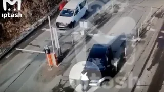 Лихач на тёмной "Гранте" наехал на охранника в казанском технополисе "Химград"