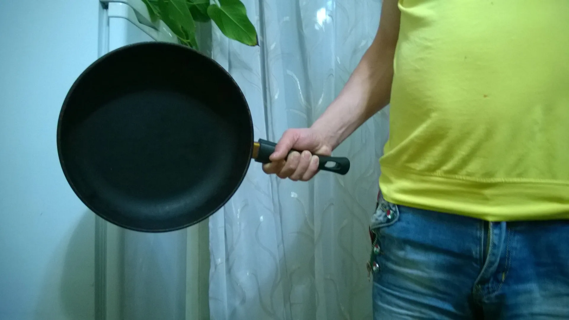 В Татарстане мужчина до смерти избил собутыльника сковородкой