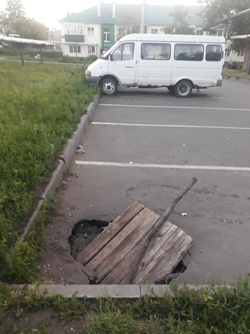 В Нижнекамске «украшением» парковки стала огроменная яма