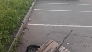 В Нижнекамске «украшением» парковки стала огроменная яма