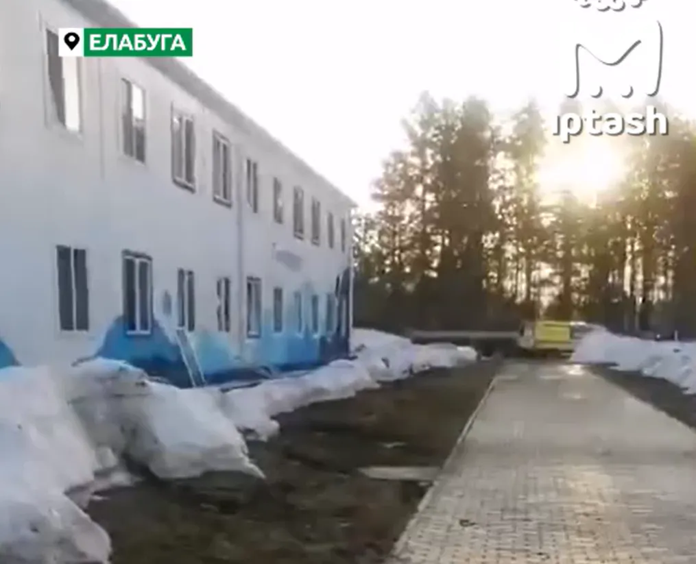 Учащихся политеха успели эвакуировать до удара второго беспилотника, который упал между зданиями общежития