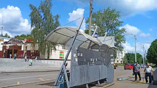 «У остановки отошел поликарбонат с крыши, загибается от ветра» 