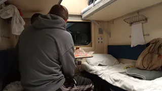 Вернулась с ужина, а на моей нижней полке спит незнакомый дедушка