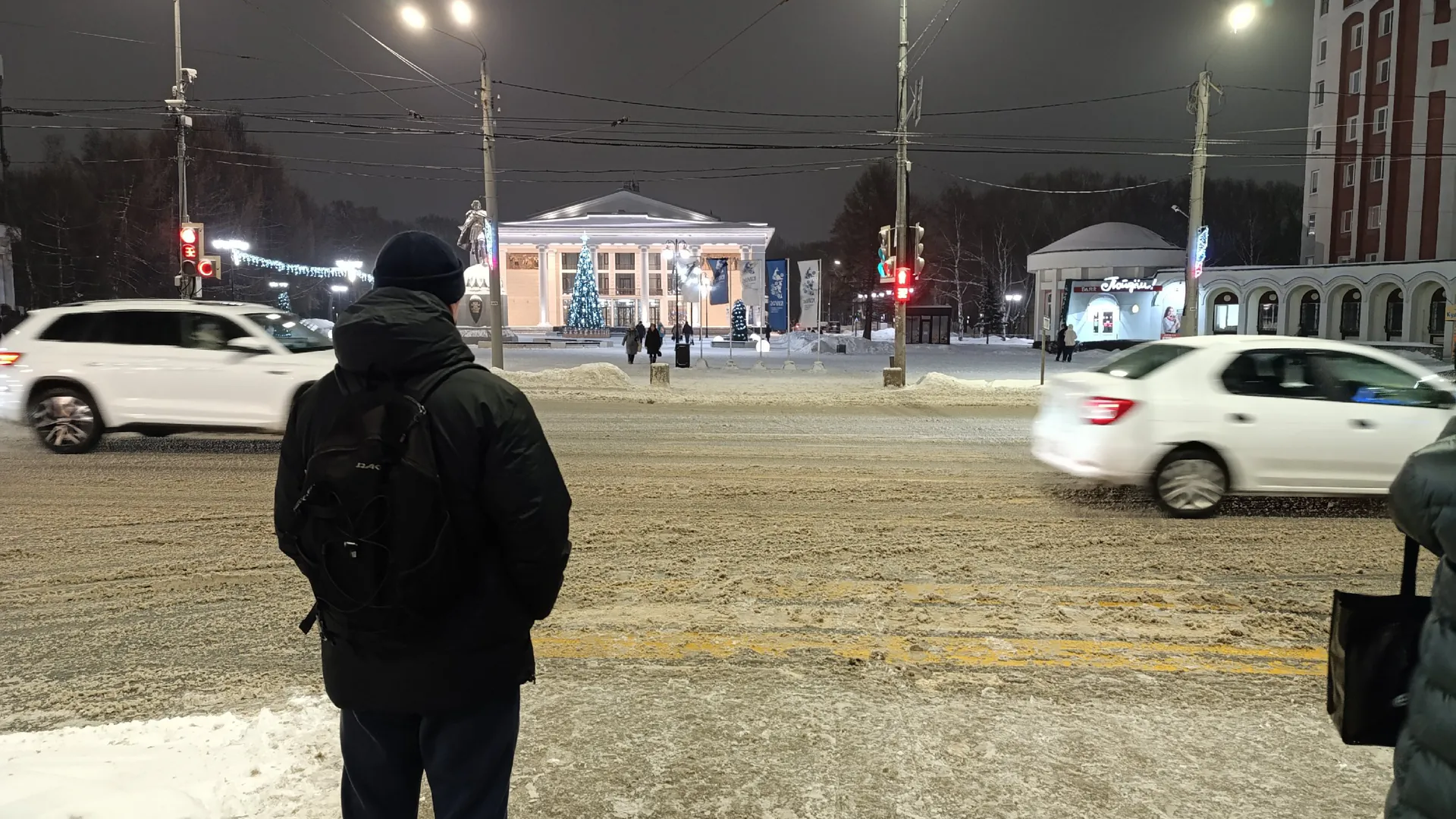 Нужно ли останавливаться перед "зеброй", если пешеход вступил на проезжую часть на другой стороне проезжей части - ответ юриста