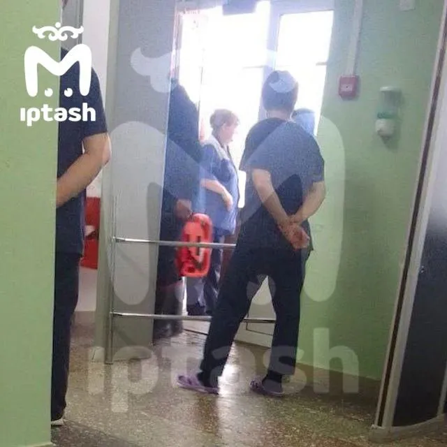 Девочка приревновала одноклассницу к парню и выпрыгнула с третьего этажа