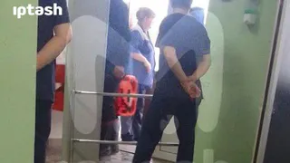 Девочка приревновала одноклассницу к парню и выпрыгнула с третьего этажа