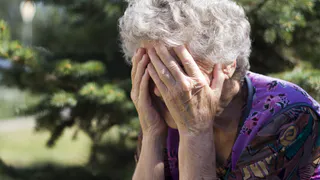 В Татарстане полицейские помогли 81-летней бабушке вернуть похищенные мошенниками деньги