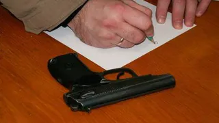 Сдаем: за оружие – под стражу