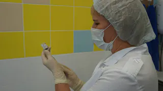 «Нашей вакцине доверяю»: нижнекамцам начали делать прививки от коронавируса