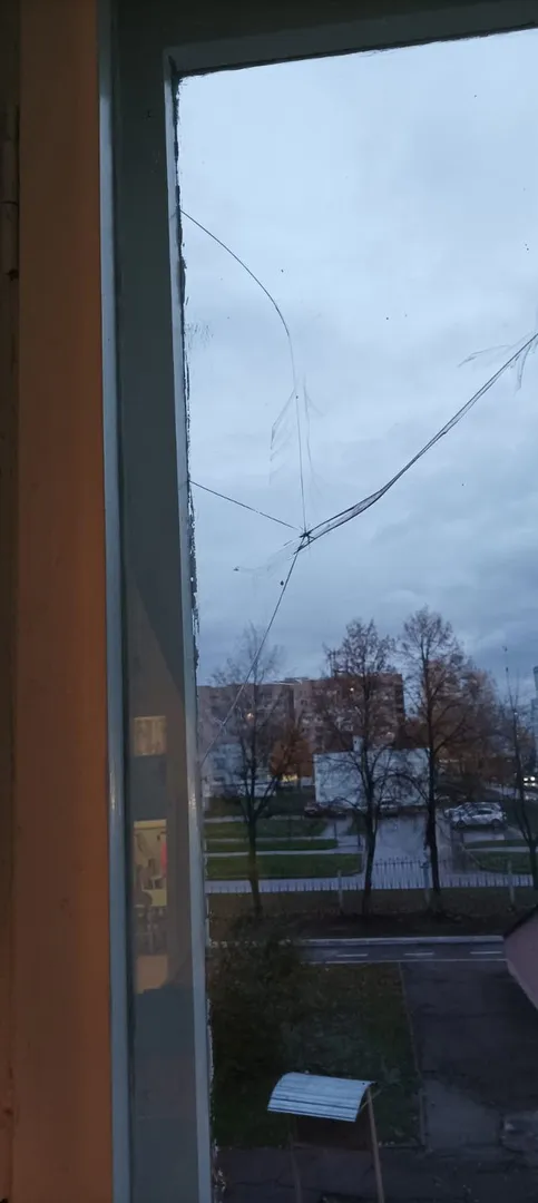 Зима на носу! В Нижнекамске в садике никто не спешит заменить разбитое окно