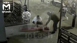 Семнадцатилетний казанец с тремя ножевыми в груди выпал со второго этажа на Баумана