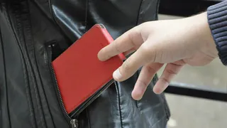 В Татарстане в баре мужчина вытащил из куртки посетительницы телефон за 60 тыс. рублей