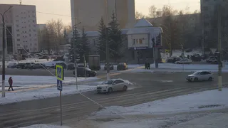 «Только что на моих глазах белый ларгус чуть не сбил женщину с ребёнком!»