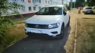 Незаконная парковка: водители оставили свои машины на тротуаре