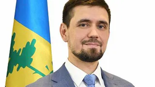 Юрист, имеет два высших образования, опытный чиновник