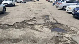 «Проехать без ущерба для автомобиля сложно, яма на полколеса»