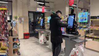 Носить с собой наличные больше не модно - россияне начинают вникать в более удобный способ оплаты - не карта и не QR