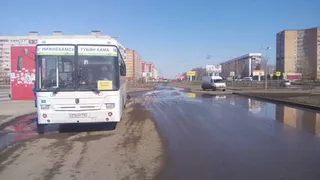 Серьёзные травмы: 72-летняя нижнекамка выпала из отъезжающего от остановки автобуса