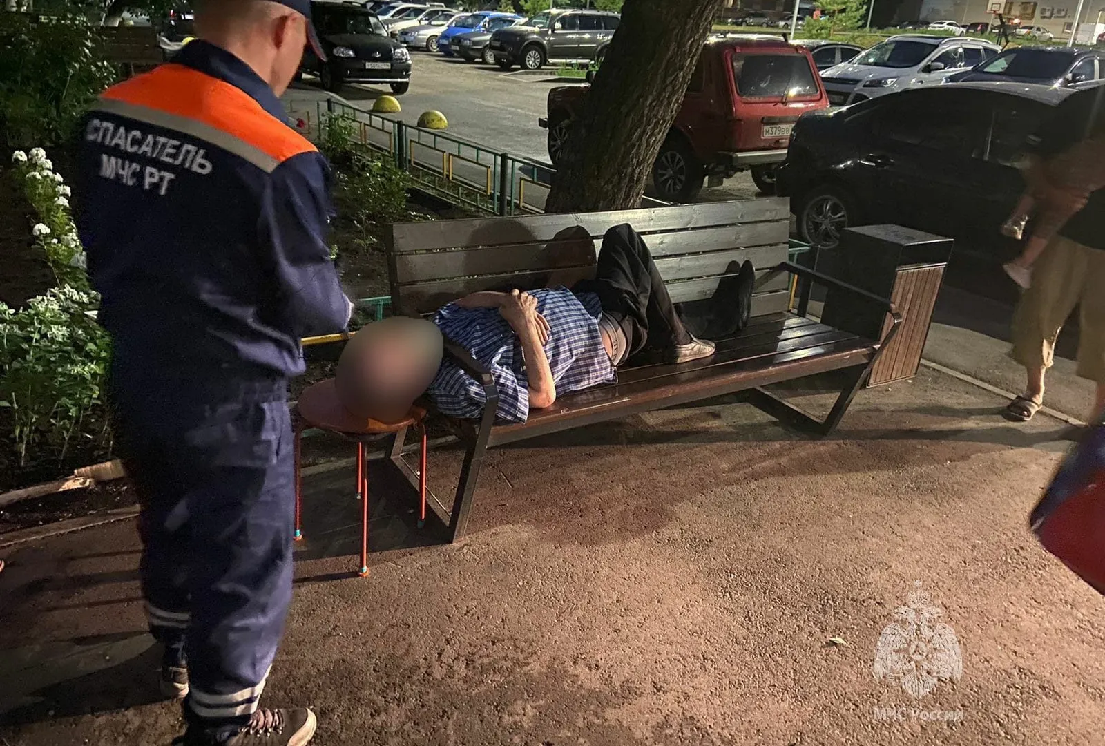В Альметьевске у пожилого мужчины голова застряла в поручне скамейки