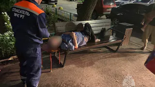 В Альметьевске у пожилого мужчины голова застряла в поручне скамейки