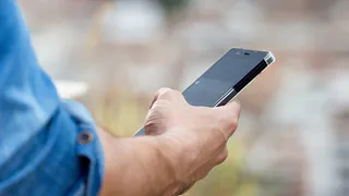 Татарстанец воспользовался открытым банковским приложением на телефоне подруги