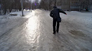 Сплошной каток: жители Нижнекамска жалуются на гололед и снег