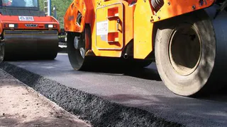 В Казани придумали асфальт, который можно класть в дождь и снег 