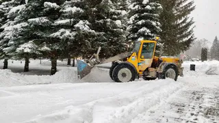 В Нижнекамске круглосуточно ведут борьбу со снегом