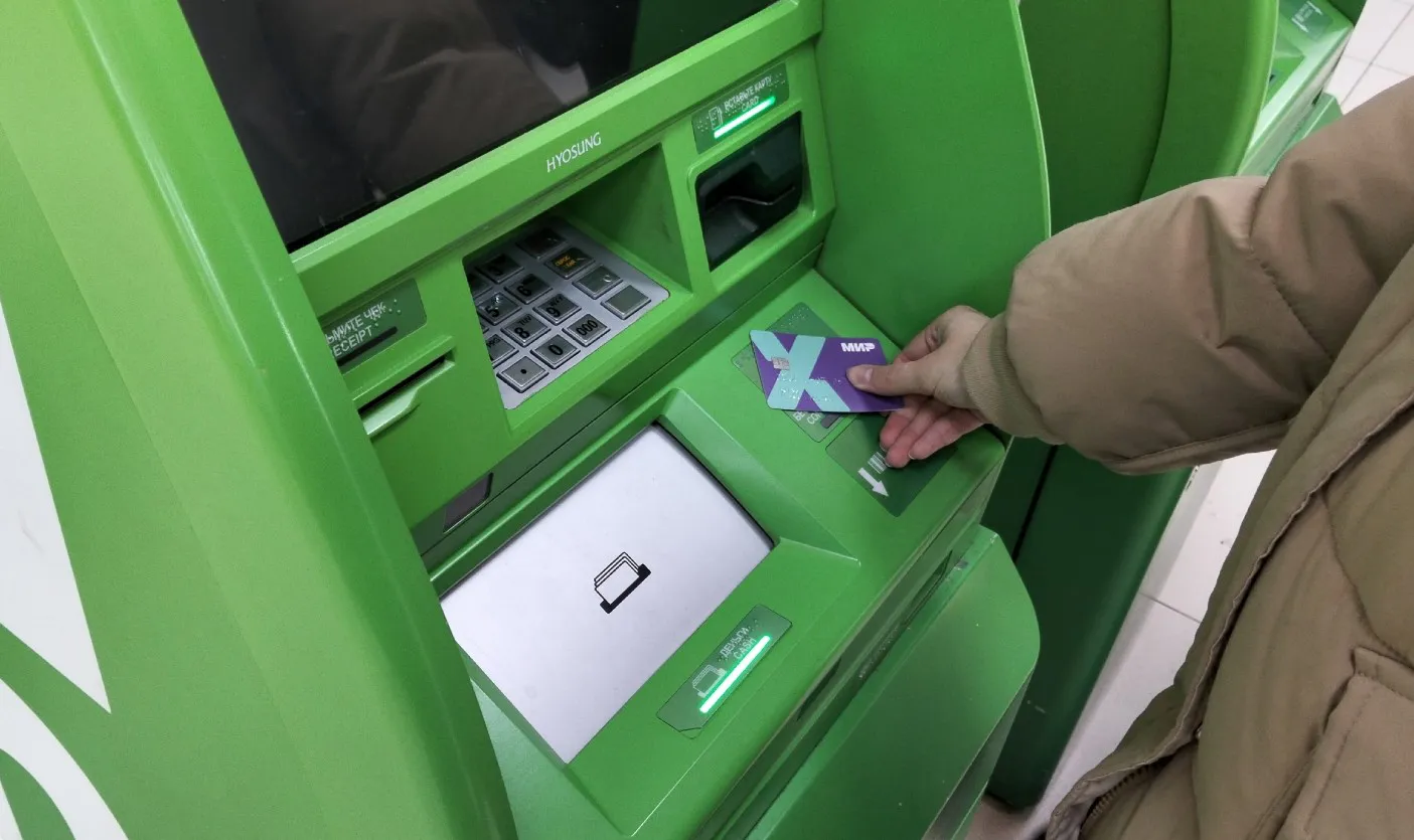 С апреля часть карт "Мир" может перестать работать - вот какие перестанут принимать в магазинах
