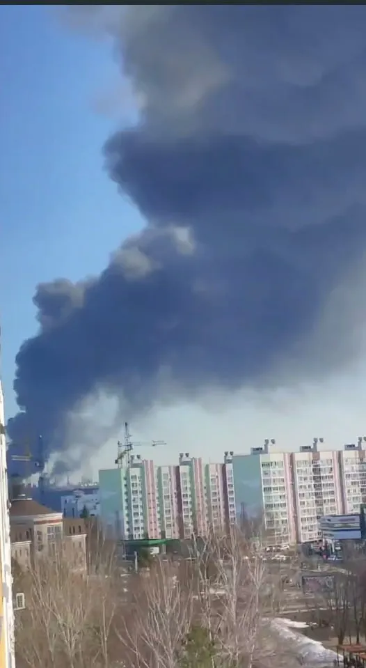 В Нижнекамске прогремел мощный взрыв и экстренно тушат пожар