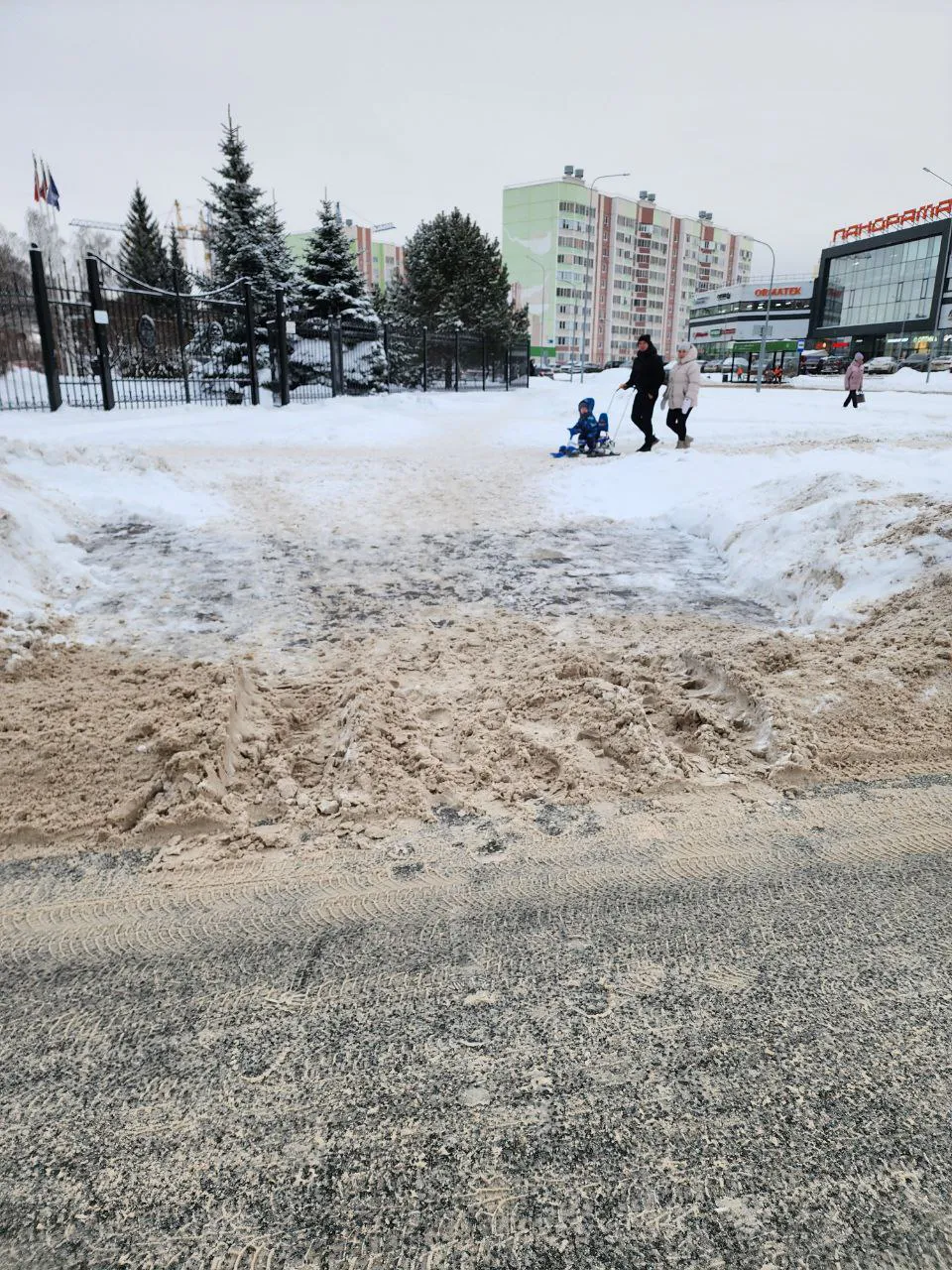 Жители Нижнекамска жалуются на проблемы с уборкой снега в парках и на улицах
