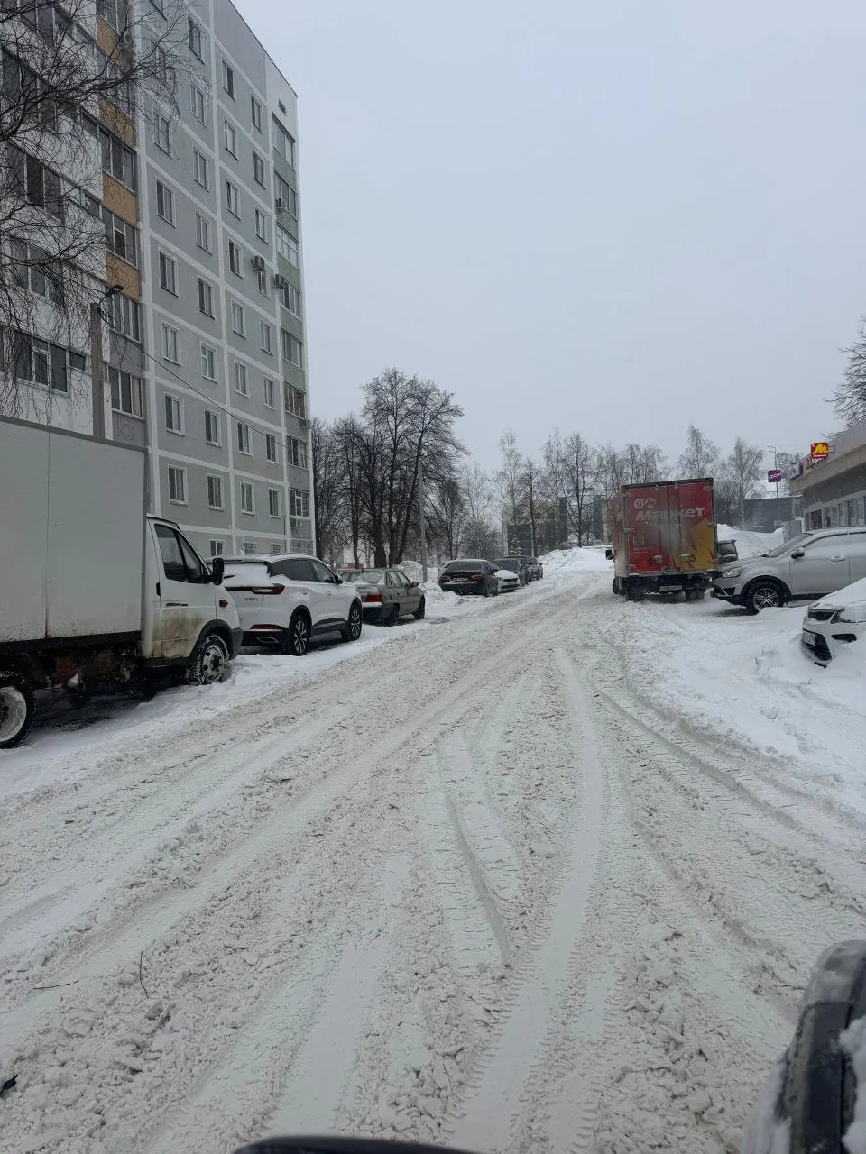 «Живём хуже, чем в деревне»: жители Нижнекамска жалуются на заваленные снегом дороги и тротуары